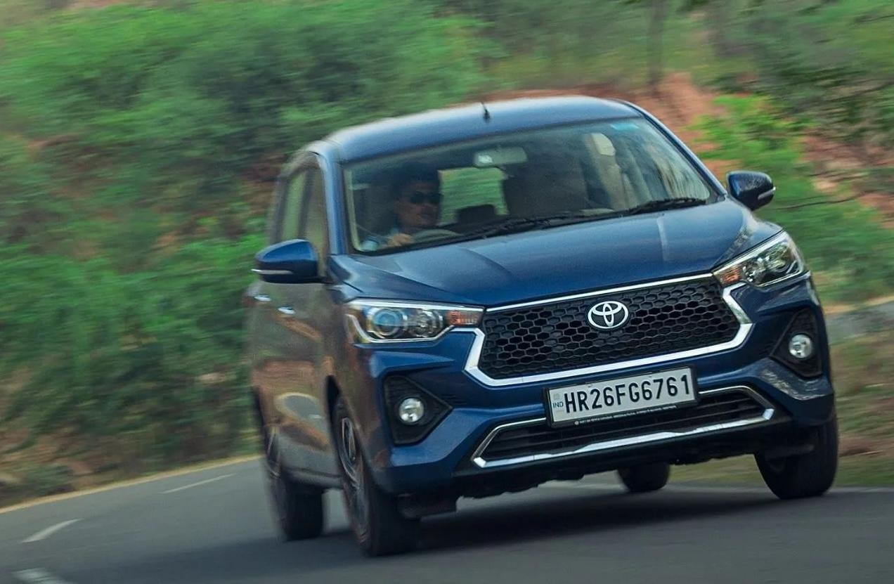 MPV 7 chỗ giá rẻ: Toyota mild-hybrid hay Wuling điện?