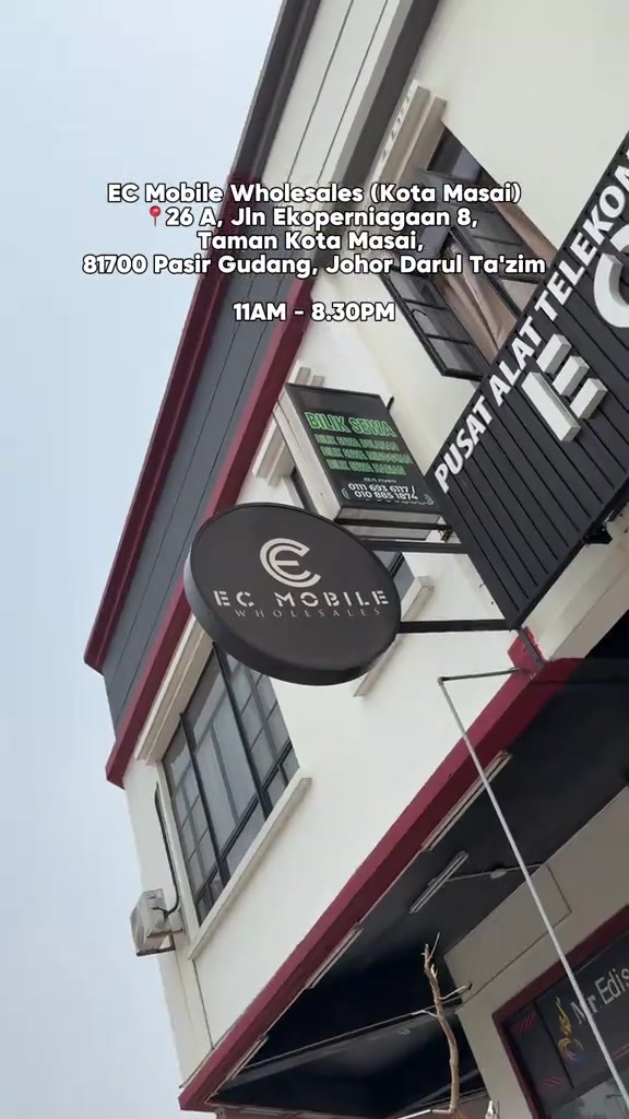 Papan tanda bulat EC Mobile Wholesales pada bangunan kedai dengan teks alamat 26A Jalan Ekoperniagaan 8, Taman Kota Masai, Pasir Gudang dan waktu 11AM hingga 8.30PM