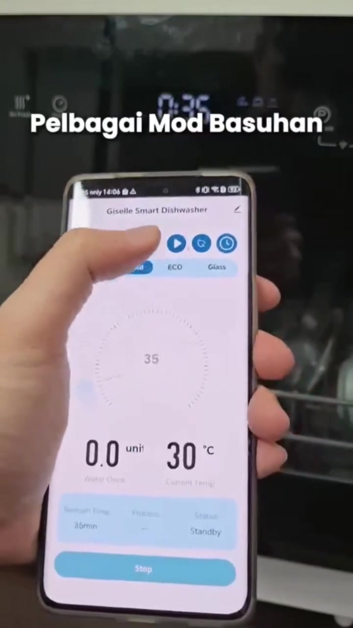 Skrin aplikasi Giselle Smart Dishwasher pada telefon pintar menunjukkan pilihan mod ECO dan Glass serta runtime 35 minit, dengan paparan mesin 0:35 di latar belakang
