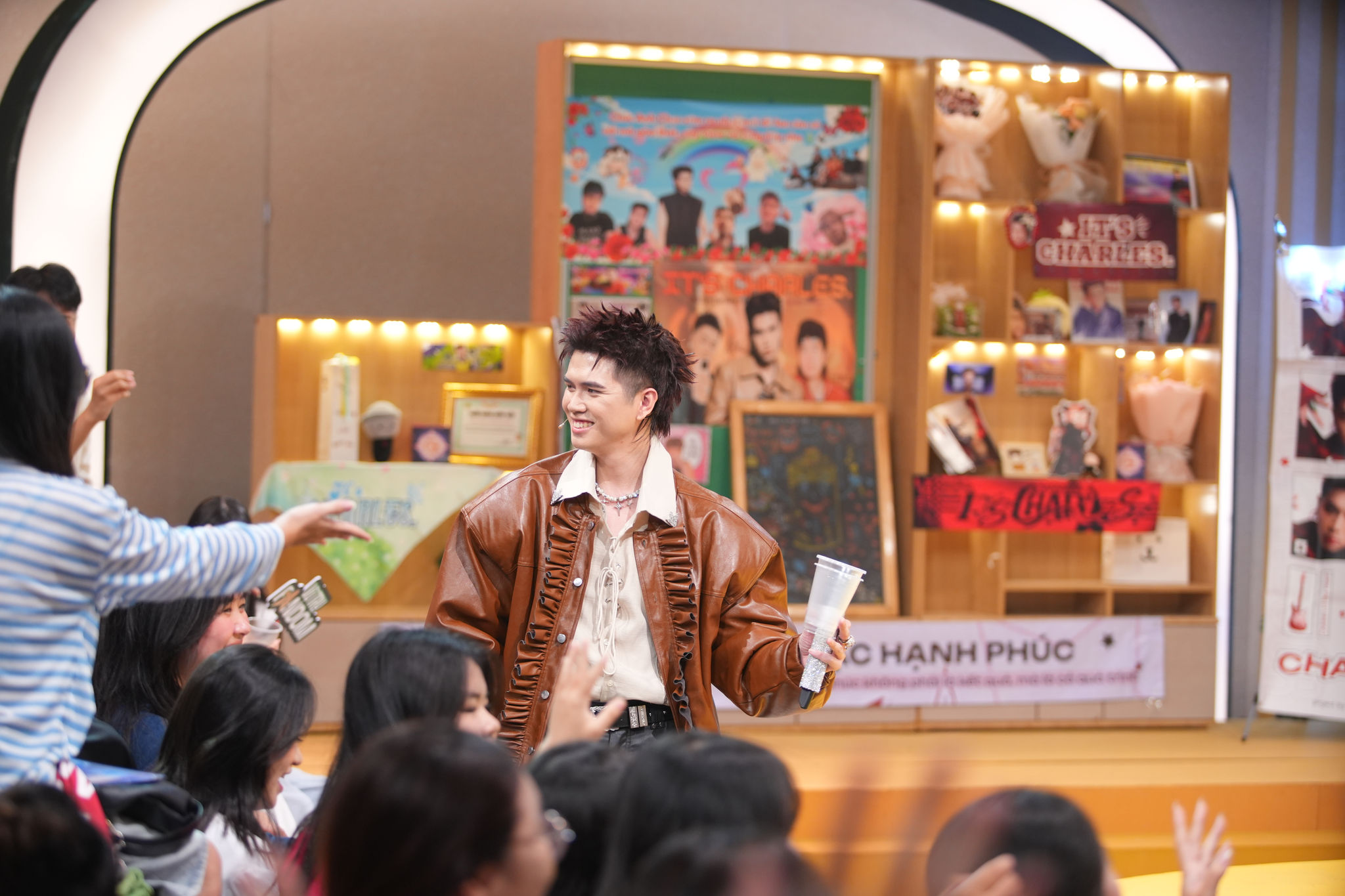 It's CHARLES: Từ nhạc sĩ phòng thu đến anh tài sân khấu