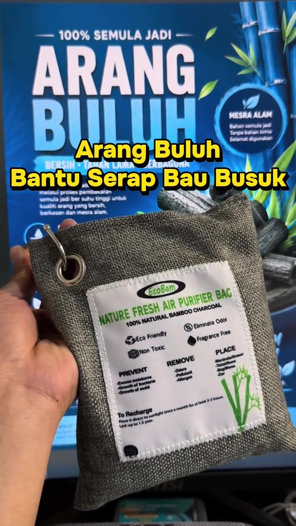 Tangan pegang beg arang bambu berlabel 100% Natural Bamboo Charcoal, Fragrance Free, dengan arahan recharge pada label