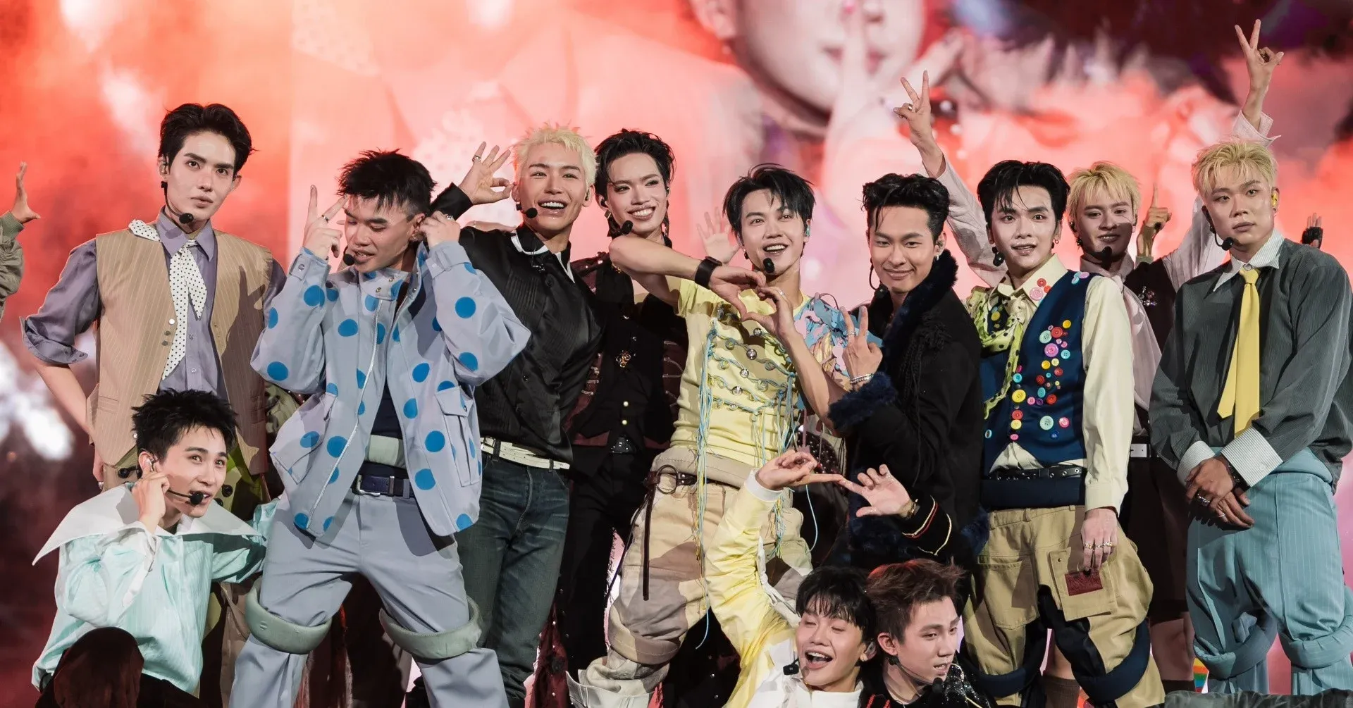 Từ rắn python đến sân khấu nước: concert Việt tạo bất ngờ