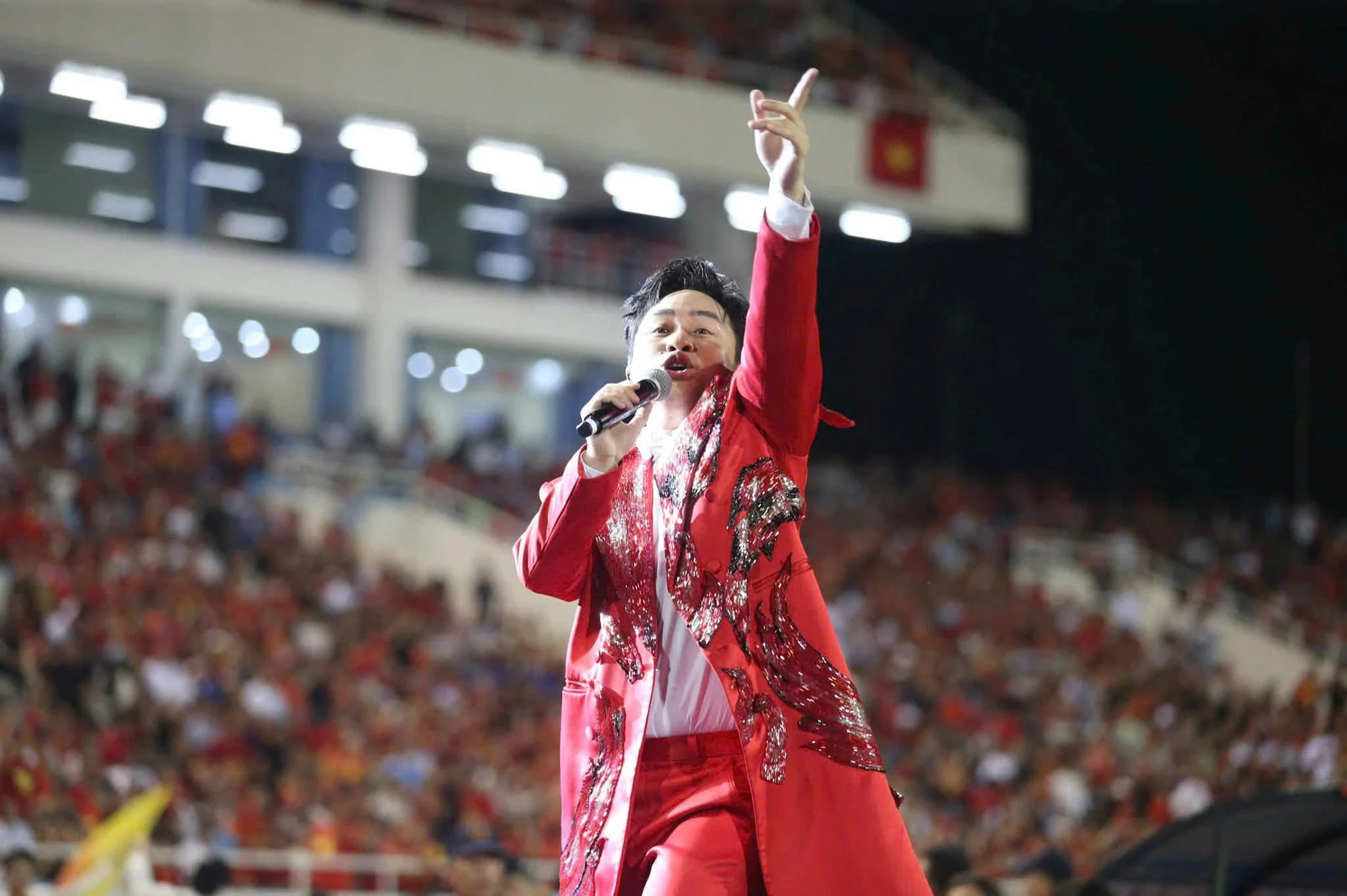 Đại nhạc hội miễn phí 30.000 khán giả: Tùng Dương và Hòa Minzy tỏa sáng tại 'Tự hào là người Việt Nam'