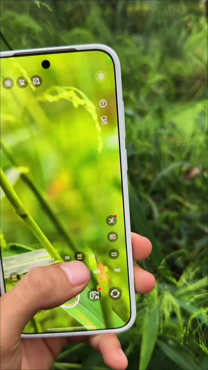 vivo X500 Pro Max di tangan dengan app kamera terbuka, julat zoom 24 hingga 750mm kelihatan pada skrin