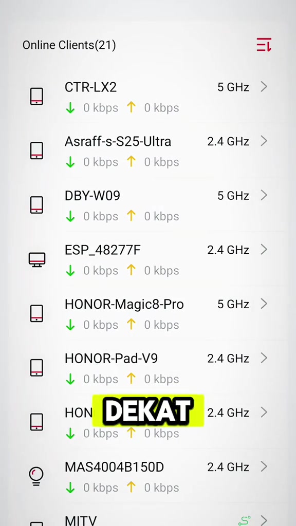 Skrin app router menunjukkan senarai 21 klien online dengan jalur 2.4 GHz dan 5 GHz