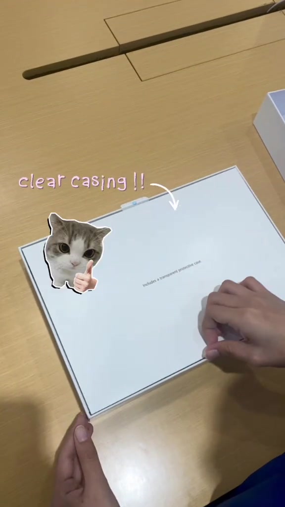 Kotak HUAWEI MatePad Air sedang dibuka di atas meja dengan nota kecil Includes a transparent protective case