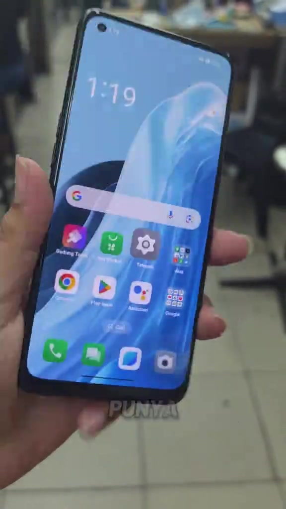 Skrin utama OPPO Reno7 Z 5G dengan deretan app harian masih berfungsi normal di tangan penjual