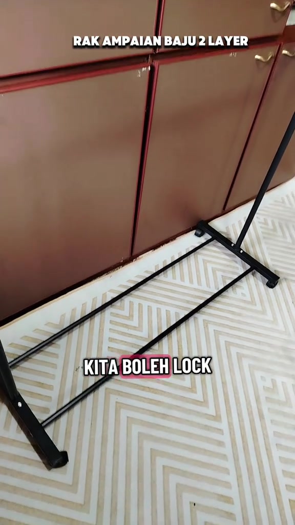 Bahagian bawah rak ampaian dua layer menunjukkan roda yang boleh dikunci