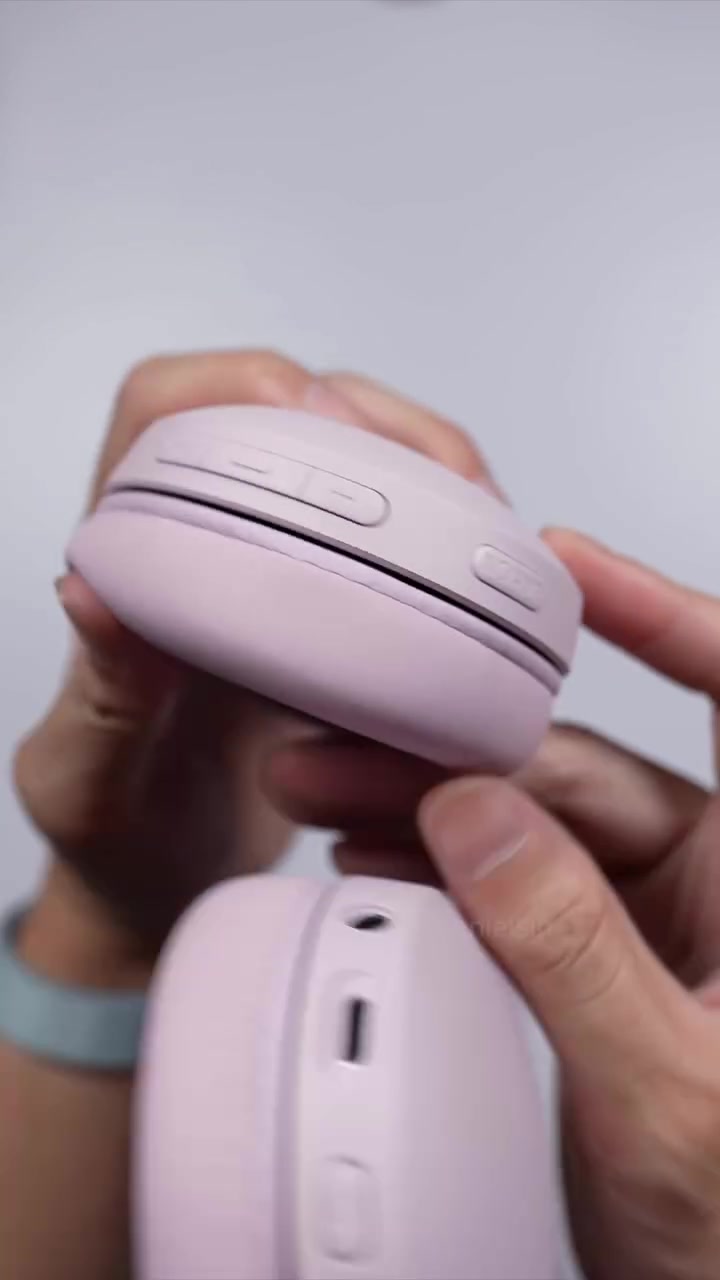 Cận cảnh cạnh earcup WH-CH730N màu hồng với phím bấm và cổng USB-C