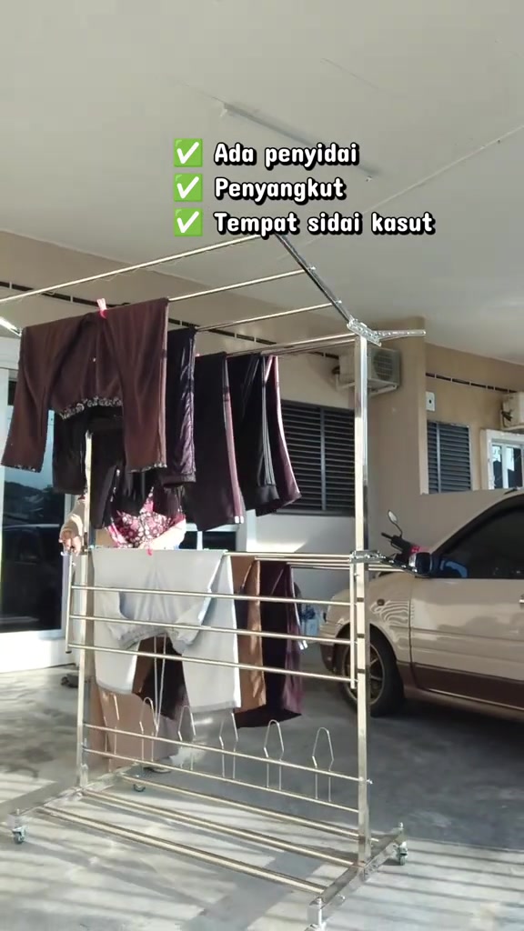 Ampaian stainless steel beroda di porch dengan baju disidai dan bar sidai kasut di bahagian bawah