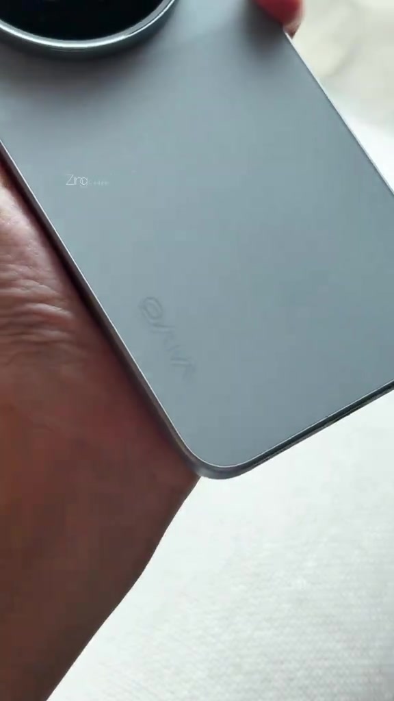 Tangan memegang belakang vivo X500 Pro Max warna kelabu Starry Gray dengan logo vivo timbul