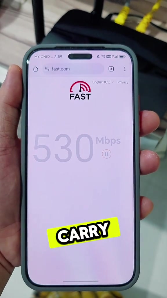 Skrin telefon menunjukkan ujian kelajuan fast.com pada 530 Mbps