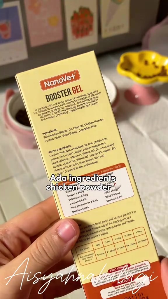 Kotak Nanovet Booster Gel menunjukkan senarai bahan seperti minyak salmon, serbuk ayam, taurin dan vitamin B