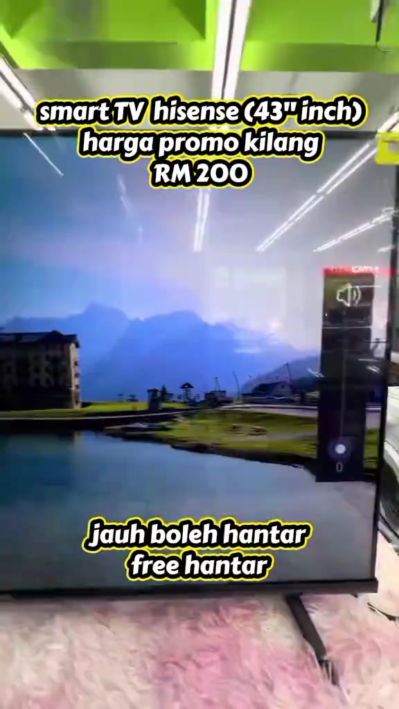 Paparan dekat panel smart TV Hisense 43 inci di atas permukaan berbulu dengan teks tindihan harga promo kilang RM200 dan janji penghantaran percuma