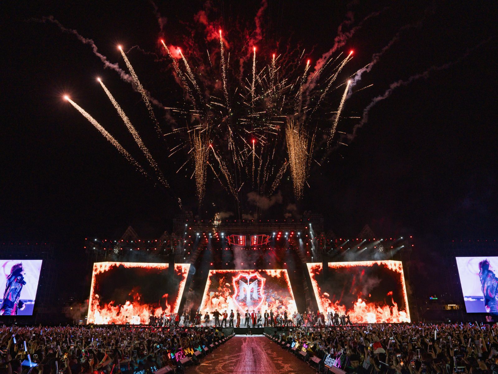 Sân khấu concert Anh Trai Vượt Ngàn Chông Gai 2026 nhìn từ xa với pháo hoa bừng sáng trên bầu trời và biển khán giả
