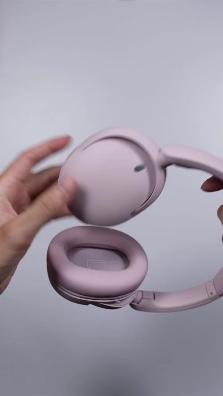 Tai nghe Sony WH-CH730N màu hồng đang gấp gọn trên tay