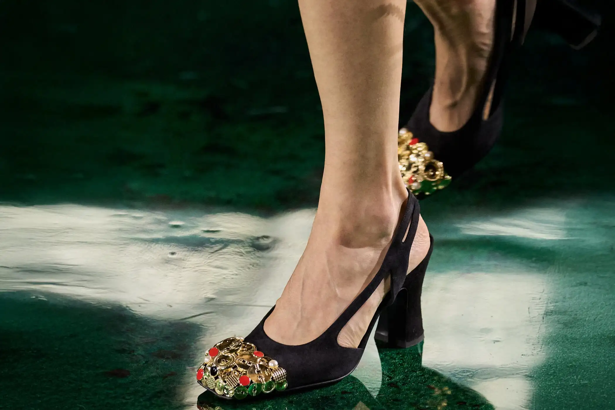 Sepatu Musim Semi Paling Inventif di Runway Mewah