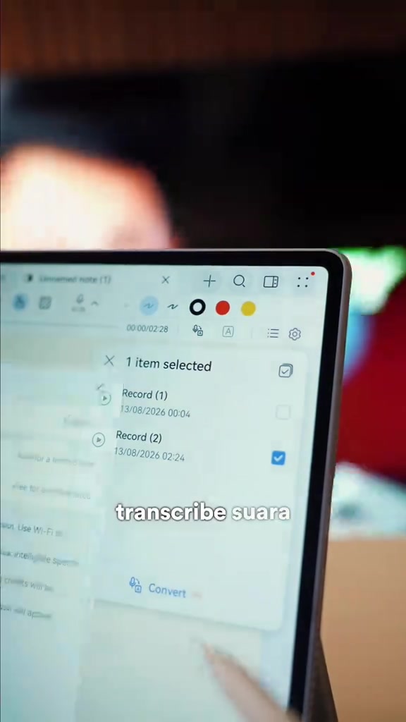 Skrin HUAWEI Notes papar senarai rakaman suara (Record 1 dan Record 2) dengan butang Convert untuk transcribe, stylus menghala ke skrin