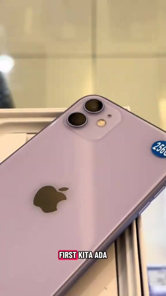 iPhone 11 warna ungu dengan pelekat bulat 256GB diletakkan di atas kotak di kaunter kedai phone