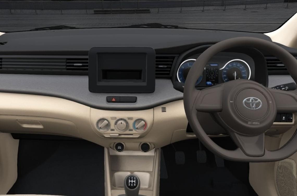 MPV 7 chỗ giá rẻ: Toyota mild-hybrid hay Wuling điện?