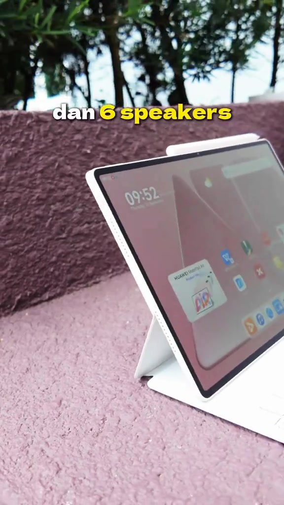 HUAWEI MatePad Air warna putih berdiri atas stand folio di luar dengan sisi badan yang nipis kelihatan, kapsyen 6 speakers