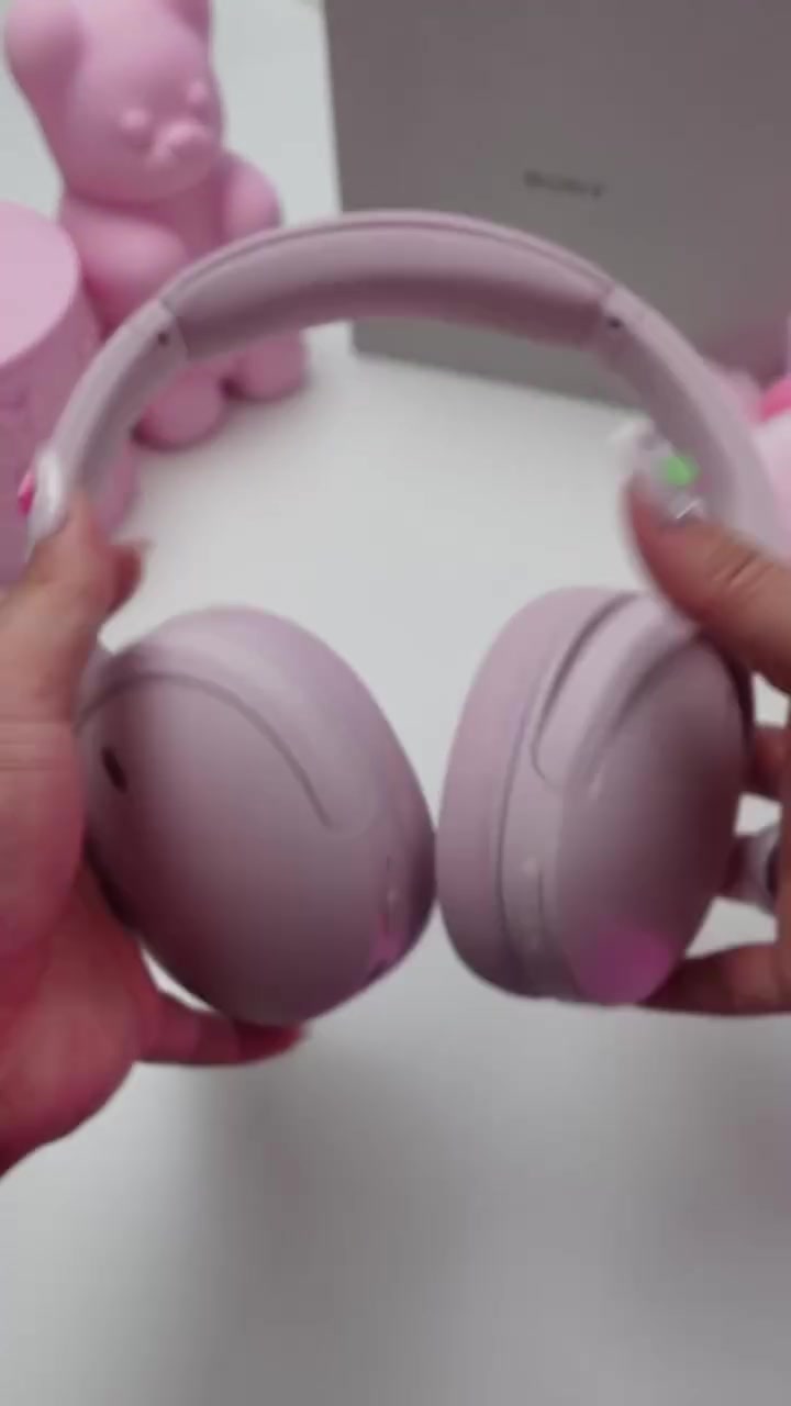 Hai earcup Sony WH-CH730N màu hồng nhìn thẳng khi cầm trên tay