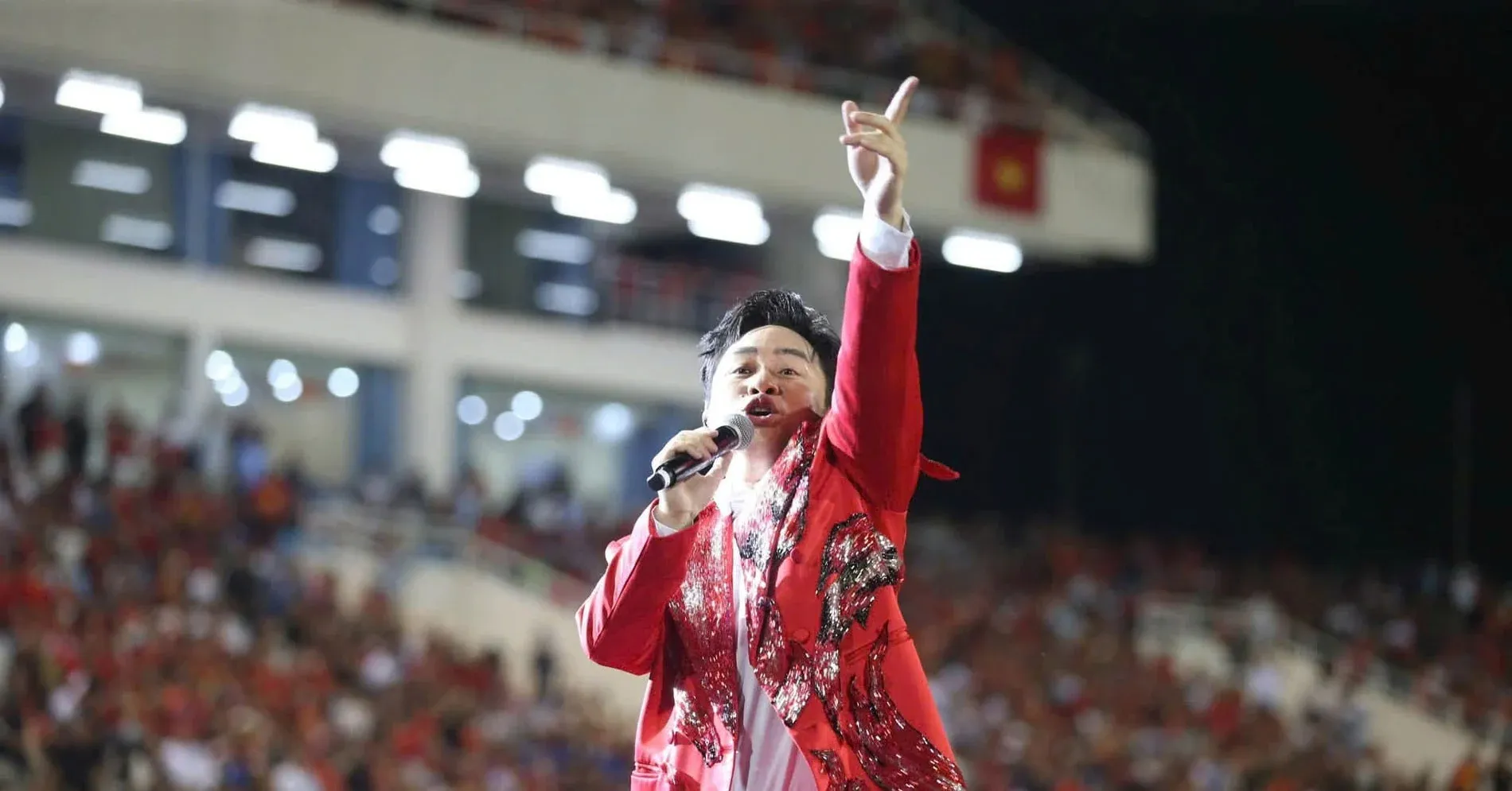 Đại nhạc hội miễn phí 30.000 khán giả: Tùng Dương và Hòa Minzy tỏa sáng tại 'Tự hào là người Việt Nam'