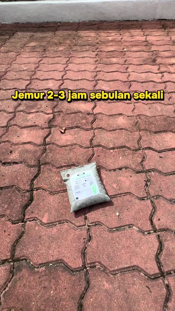 Beg arang bambu dijemur atas tanah berturap bawah cahaya matahari