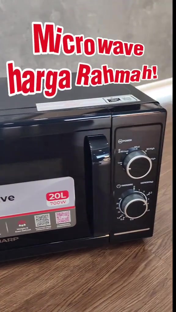 Microwave solo 20L 700W berwarna hitam dengan dua knob mekanikal, berstiker spesifikasi 20L 700W di pintu