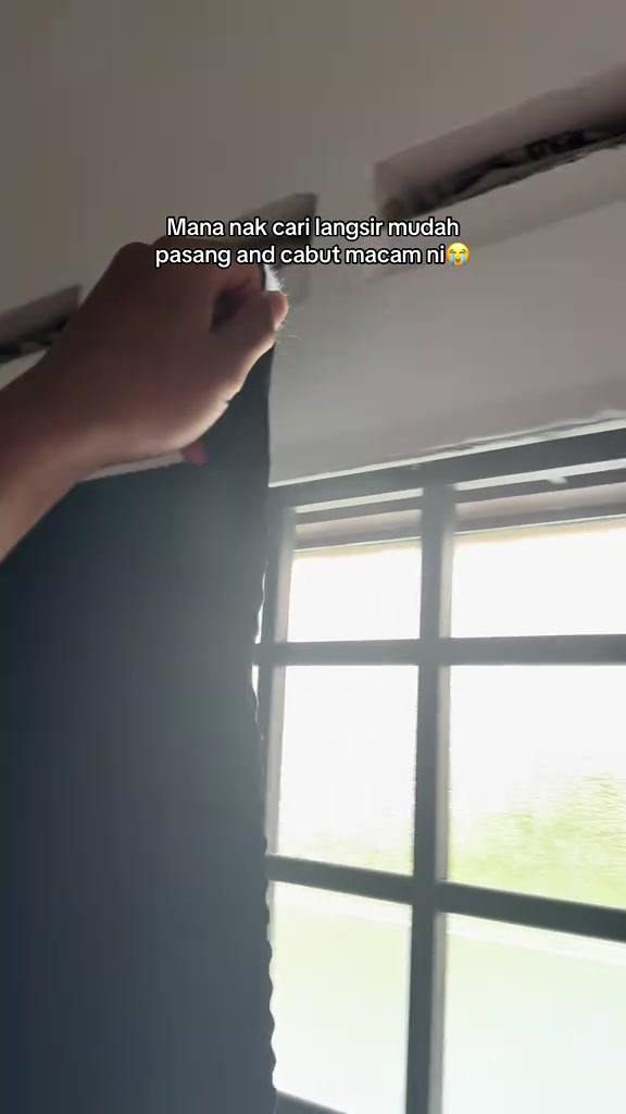 Tangan mencabut sudut atas langsir blackout dari strip velcro di dinding, senang tarik bila nak basuh