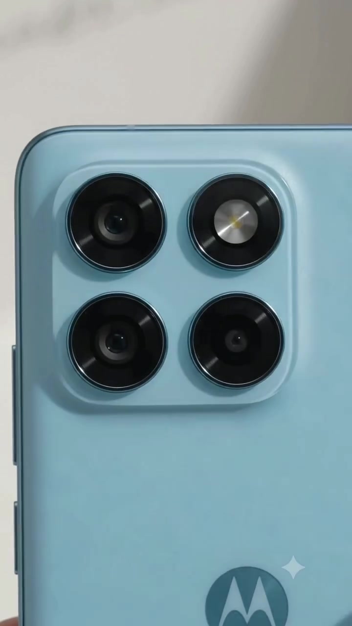 Tangkap dekat modul empat kamera pada badan phone Motorola warna biru muda