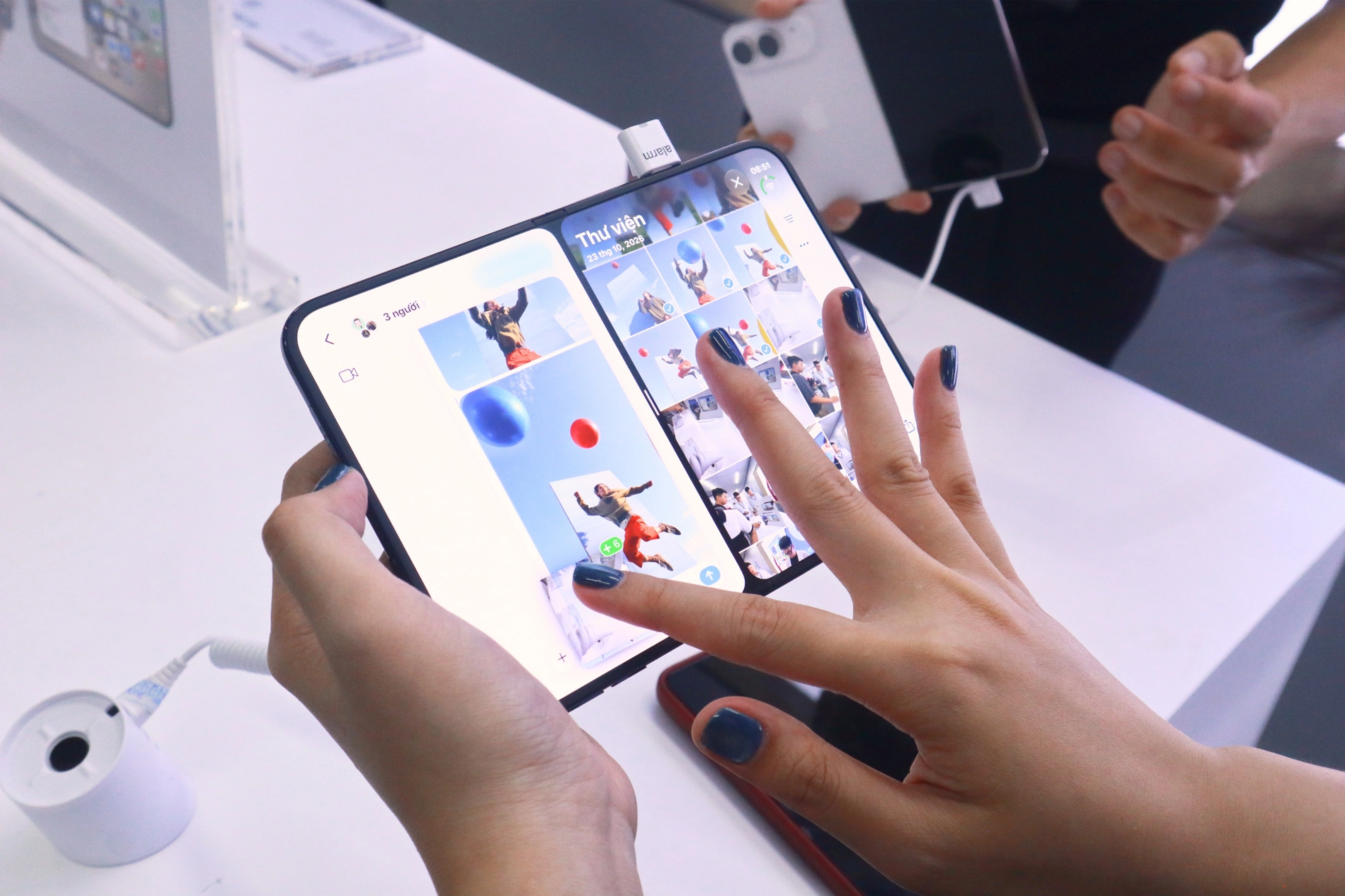 Người mua iPhone Duo kể cảm giác nhận chiếc iPhone gập đầu tiên của Apple
