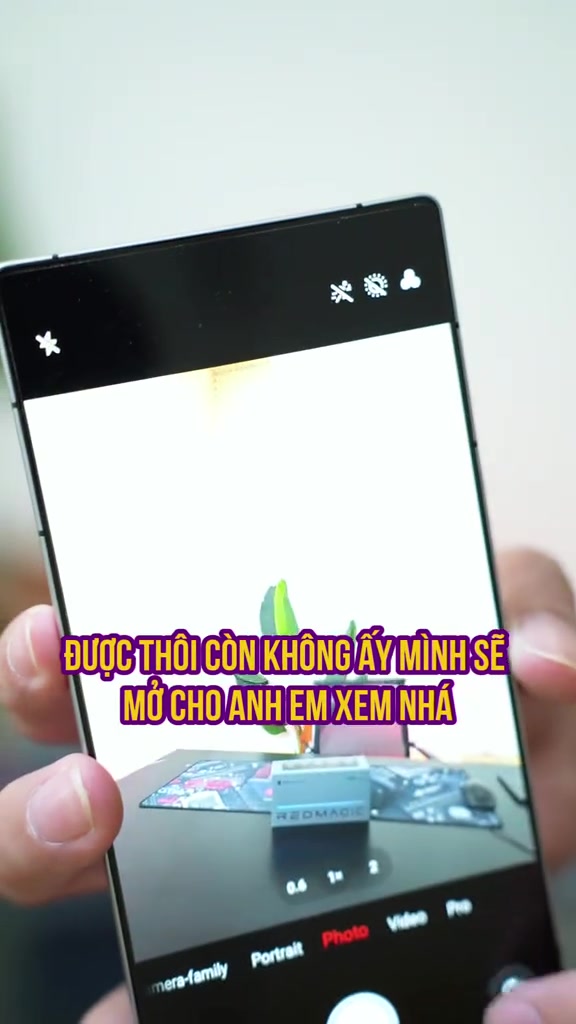 Màn hình RedMagic 12 Pro+ mở ứng dụng camera soi bàn làm việc, không thấy lỗ đục camera trước trên tấm nền