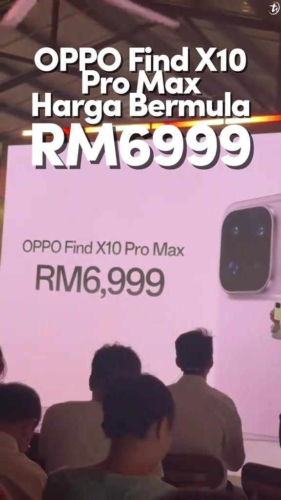 Skrin besar di pentas pelancaran menunjukkan teks OPPO Find X10 Pro Max RM6,999, dilihat dari belakang penonton