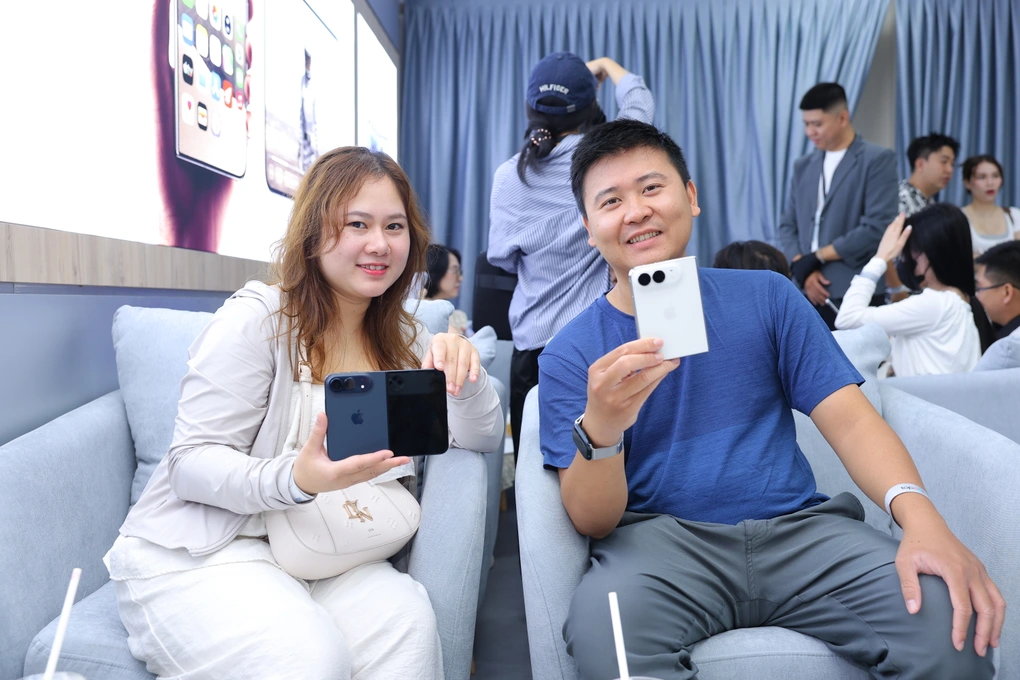 Người mua iPhone Duo kể cảm giác nhận chiếc iPhone gập đầu tiên của Apple
