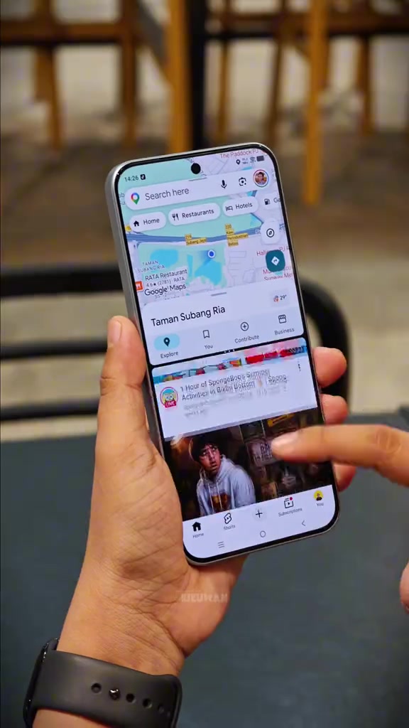 iQOO Z11 5G di tangan papar skrin split-screen Google Maps dan feed aplikasi