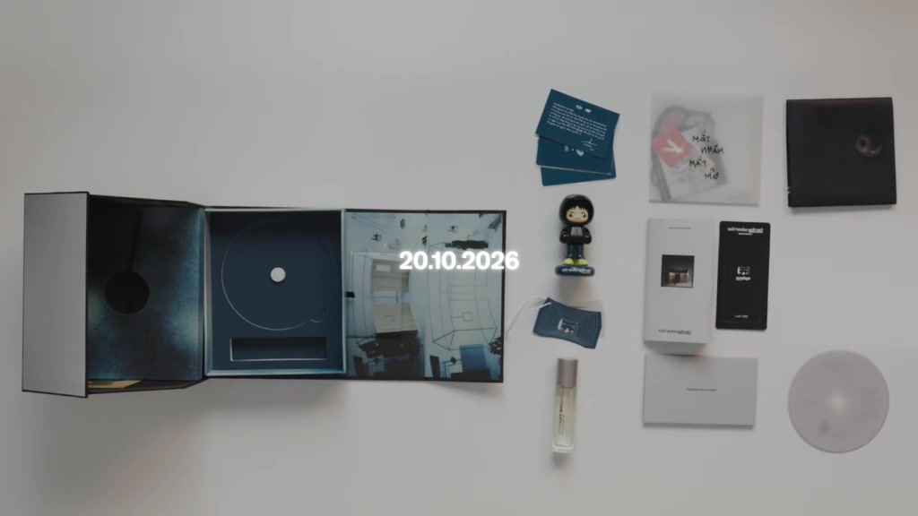 Toàn bộ vật phẩm bản EYE SHUT – Premium Edition xếp phẳng trên nền trắng kèm dòng chữ 20.10.2026, gồm hộp ngôi nhà, đĩa CD, figure, card, sticker và nước hoa