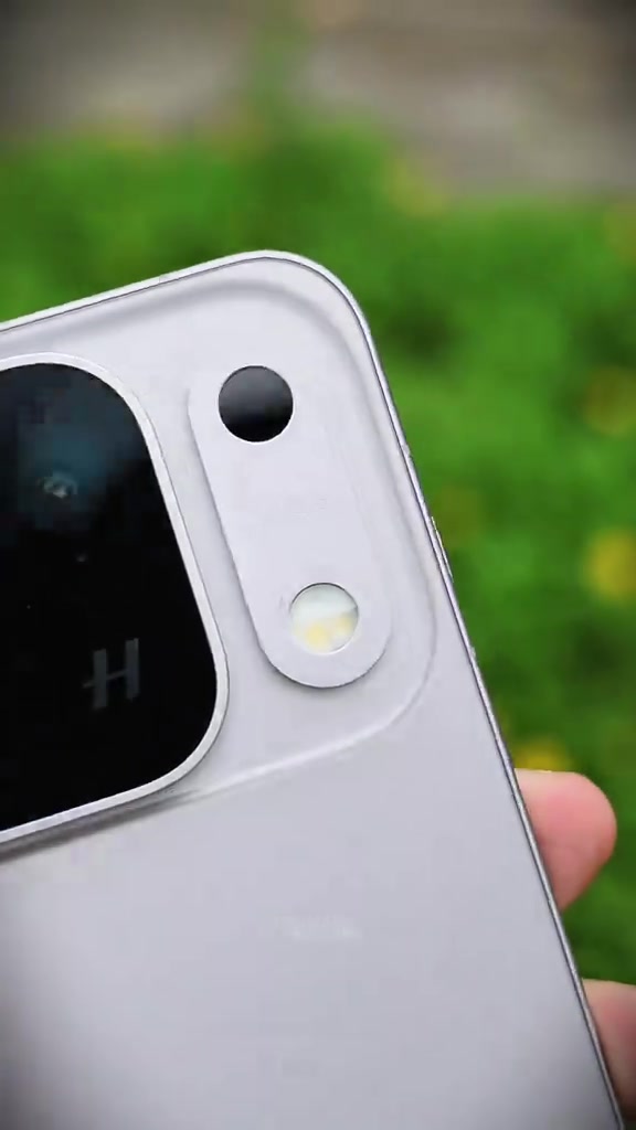 Bahagian penjuru belakang OPPO Find X10 Pro Max warna kelabu muda menunjukkan modul kamera hitam dan unit flash