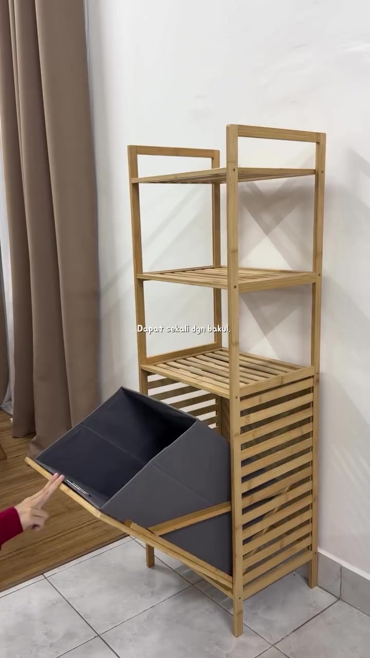 Rak buluh empat tingkat dengan bakul fabrik kelabu jenis tilt ditarik keluar dari bahagian bawah