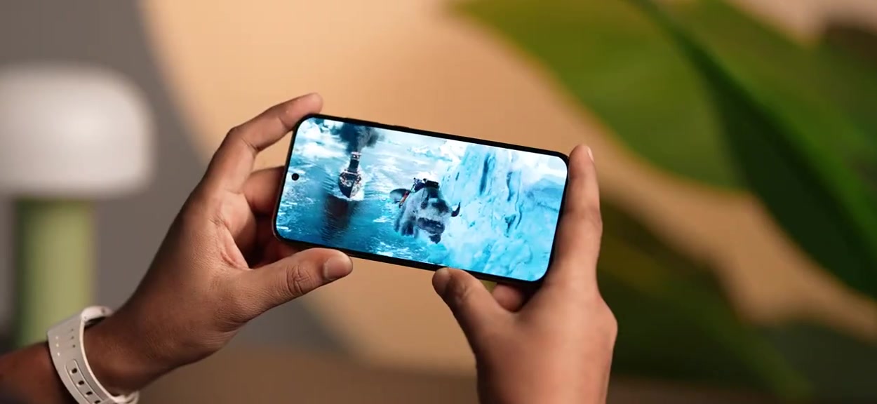 Dua tangan memegang phone secara mendatar menunjukkan skrin paparan, daripada video first look Moto Edge 70 Neo