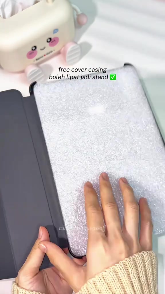 Cover casing percuma yang boleh lipat menjadi stand sedang dipasang pada tablet di atas meja