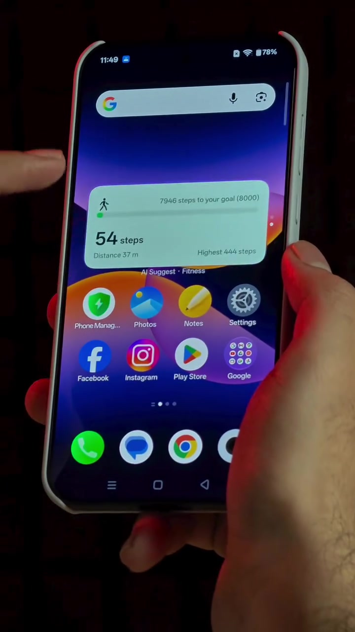 Điện thoại chạy ColorOS 17 cầm trên tay, màn hình chính có widget bước chân và các biểu tượng Play Store, Facebook, Instagram
