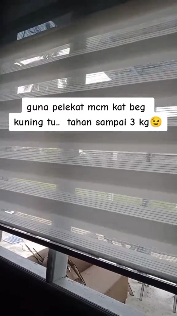 Zebra blind dipasang pada tingkap guna pelekat tanpa tebuk yang dikatakan tahan sampai 3 kg