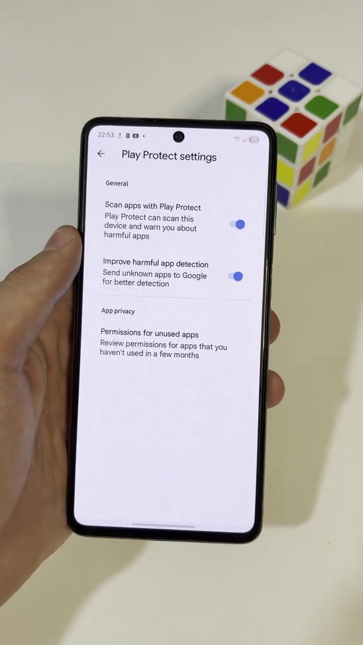 Skrin tetapan Play Protect pada telefon Android dengan pilihan Scan apps with Play Protect dan Improve harmful app detection dihidupkan