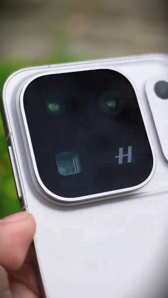 Gambar dekat modul kamera segi empat sama OPPO Find X10 Pro Max dengan logo Hasselblad pada kaca hitam