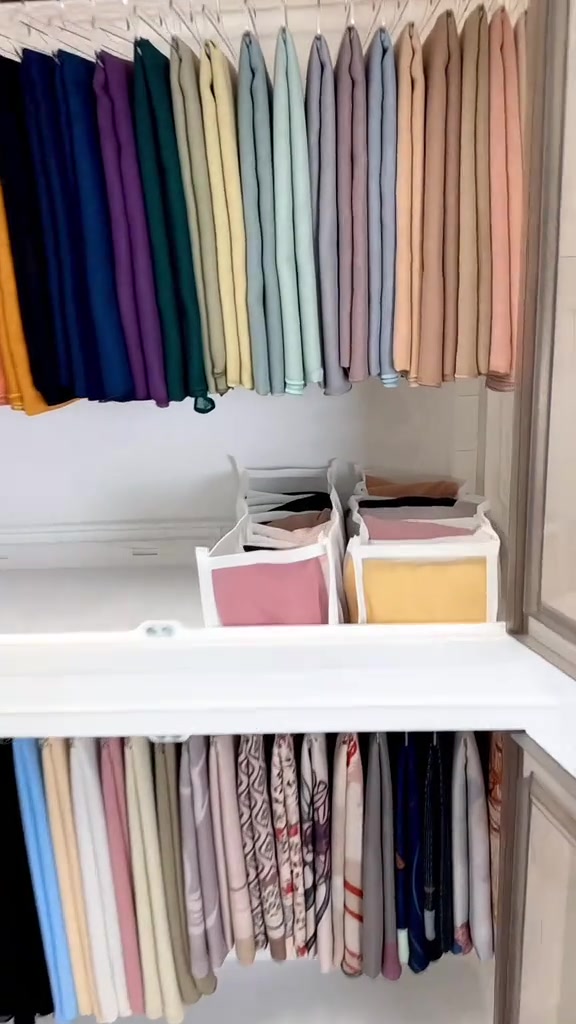 Bahagian dalam almari tudung dengan tudung sidai pada rail atas dan box organizer fabrik di para tengah