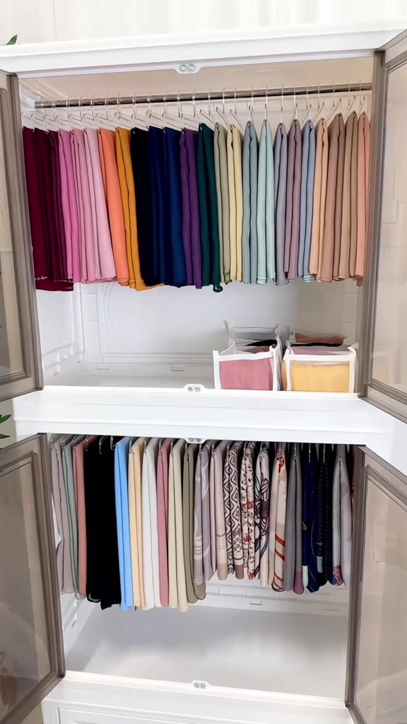 Kabinet tudung dua tingkat terbuka dengan tudung sidai pada hanger disusun ikut warna