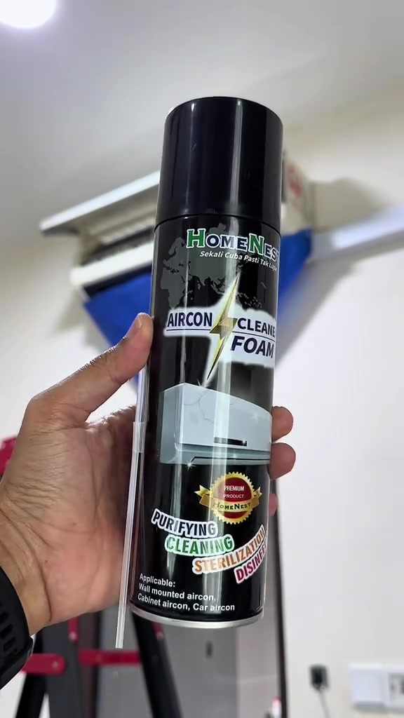 Tin foam pencuci aircond Homenest berlabel Aircon Cleaner Foam dipegang tangan