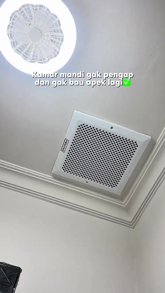 Exhaust fan siling segi empat putih terpasang kemas pada siling bilik air, sebelah lampu siling bulat