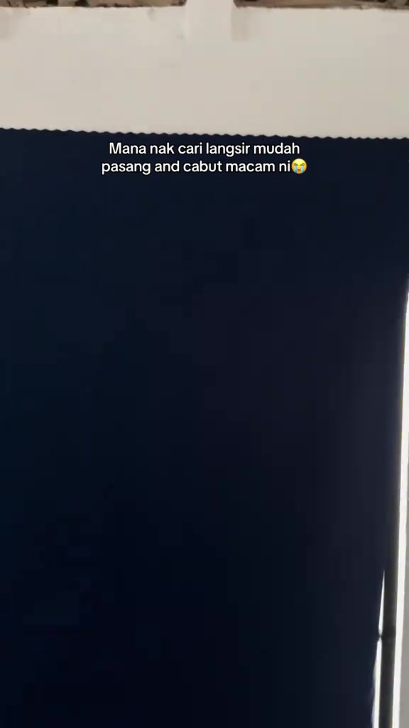 Langsir blackout biru laut tertutup penuh menutup tingkap, tiada cahaya tembus